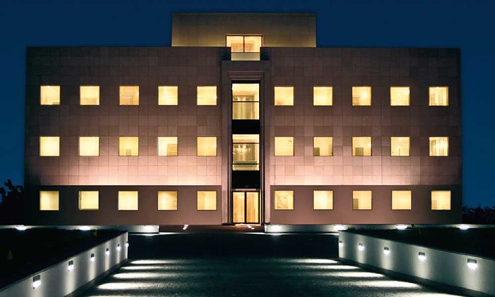 Esterno giorno con carri funebri